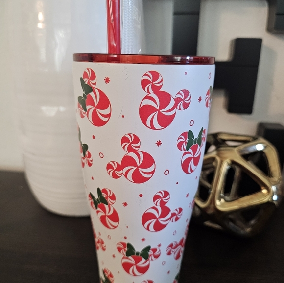 Disney Christmas theme tumbler. - Picture 5 of 5